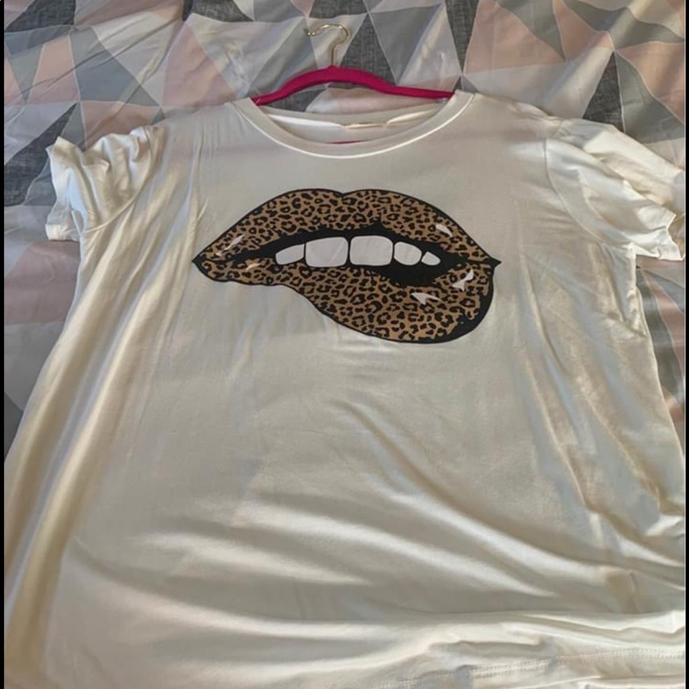 Graphic tee lips with cheetah print